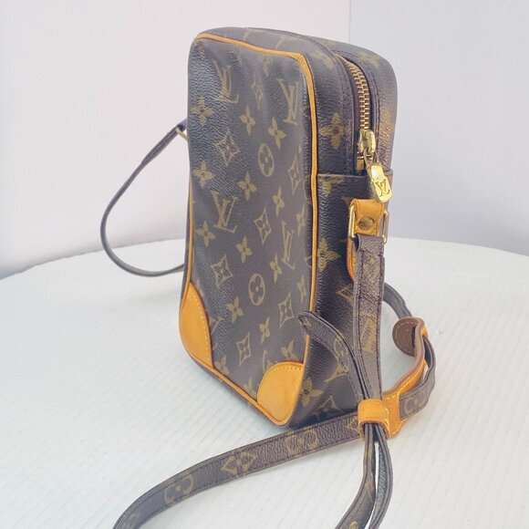 Vintage Louis Vuitton Monogram Crossbody Bag – Iconic Canvas, Timeless Luxury - Picture 8 of 17